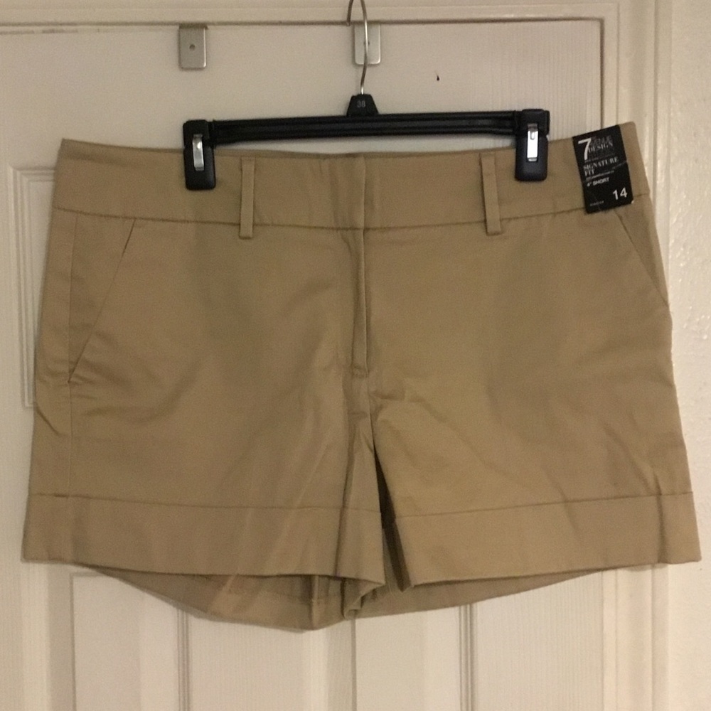 NWT Women’s Khaki Stretch Chino Shorts - Size 14